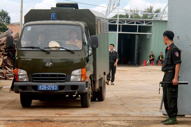 Công an khám xét nhà xưởng tại tỉnh Kon Tum.