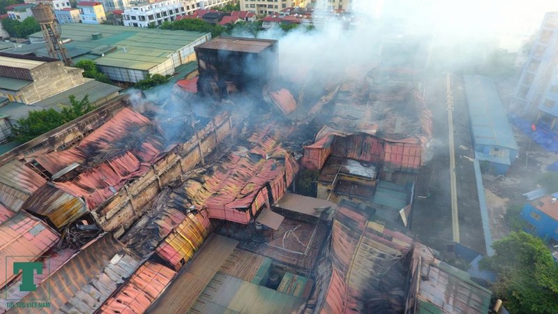 Khu vực nhà kho của Công ty Rạng Đông bị cháy có diện tích lên đến khoảng 6.000m2.