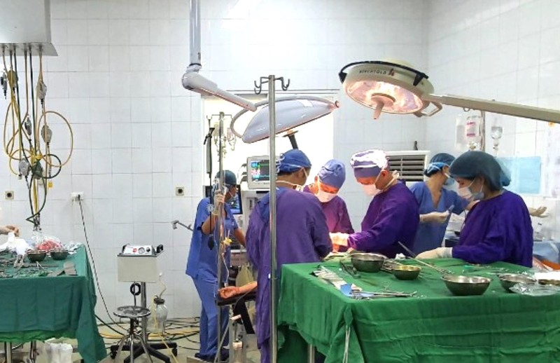 Ekip mổ sáng 1/9 với rất nhiều máy móc cùng hơn 20 y bác sĩ của Bệnh viện 198 để tập trung cứu sống nạn nhân Ekip mổ sáng 1/9 với rất nhiều máy móc cùng hơn 20 y bác sĩ của Bệnh viện 198 để tập trung cứu sống nạn nhân