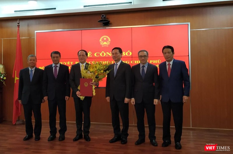 Bộ trưởng Bộ TT&TT Nguyễn Mạnh Hùng (thứ ba phải sang) cùng các Thứ trưởng chúc mừng tân Thứ trưởng Phạm Anh Tuấn (thứ ba trái sang). Bộ trưởng Bộ TT&TT Nguyễn Mạnh Hùng (thứ ba phải sang) cùng các Thứ trưởng chúc mừng tân Thứ trưởng Phạm Anh Tuấn (thứ ba trái sang).