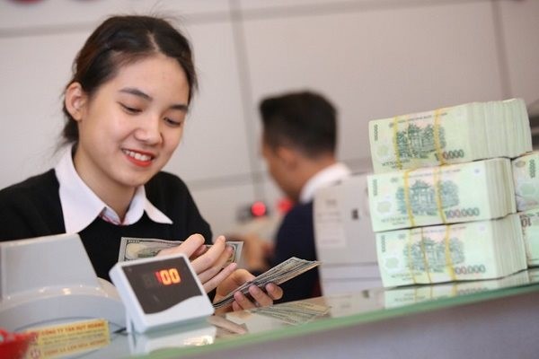 Trong điều kiện lý tưởng của dòng tiền nhưng lãi suất huy động lại hạ một cách nhỏ giọt. Ảnh: TTXVN Trong điều kiện lý tưởng của dòng tiền nhưng lãi suất huy động lại hạ một cách nhỏ giọt. Ảnh: TTXVN