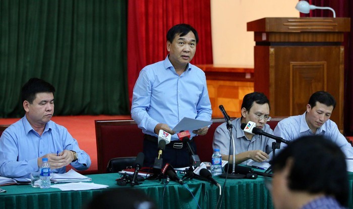 Cuộc giao ban báo chí do Ban Tuyên giáo Thành ủy Hà Nội tổ chức chiều nay (15/10) "nóng" chủ đề nước sạch sinh hoạt nhiễm dầu thải. Cuộc giao ban báo chí do Ban Tuyên giáo Thành ủy Hà Nội tổ chức chiều nay (15/10) "nóng" chủ đề nước sạch sinh hoạt nhiễm dầu thải.
