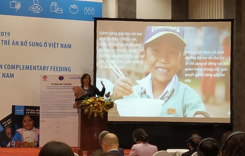 Bà Rana Flowers, Trưởng đại diện của UNICEF tại Việt Nam, cảnh báo thói quen ăn uống và viêc cho trẻ ăn thực phẩm kém dih dưỡng đã bắt đầu từ những ngày đầu tiên khi trẻ mới ra đời.