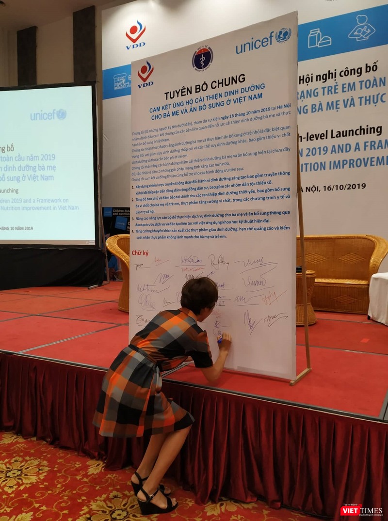 Nhiều cơ quan, ban ngành, tổ chức kí tuyên bố chung cam kết ủng hộ cải thiện dinh dưỡng cho bà mẹ và ăn bổ sung ở Việt Nam. Nhiều cơ quan, ban ngành, tổ chức kí tuyên bố chung cam kết ủng hộ cải thiện dinh dưỡng cho bà mẹ và ăn bổ sung ở Việt Nam.