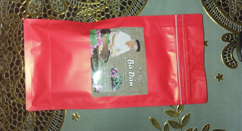 Túi trà sen mang nhãn hiệu Bà Dần Túi trà sen mang nhãn hiệu Bà Dần