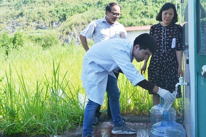 Trung tâm Kiểm soát bệnh tật thành phố Hà Nội lấy mẫu nước tại nhà máy nước sạch sông Đà. Trung tâm Kiểm soát bệnh tật thành phố Hà Nội lấy mẫu nước tại nhà máy nước sạch sông Đà.