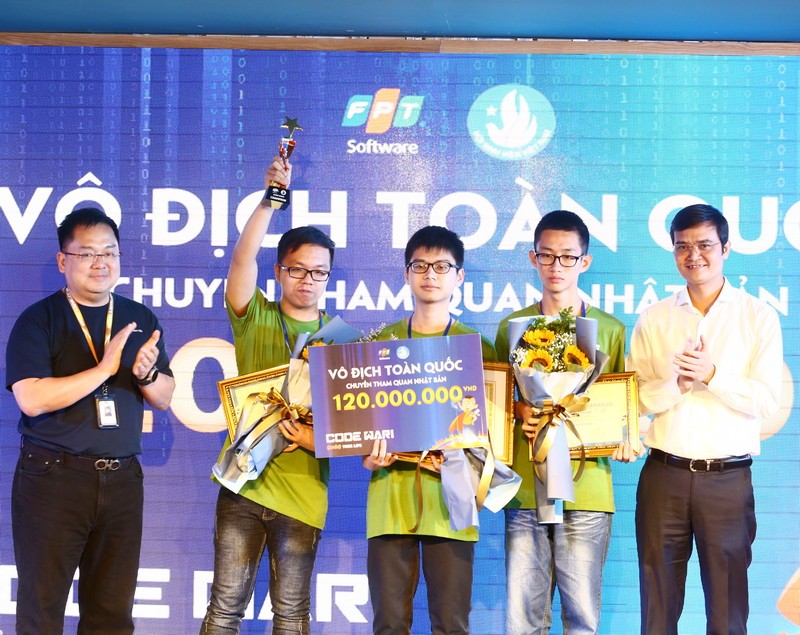 Anh Bùi Quang Huy, Bí thư TƯ Đoàn, Chủ tịch Hội Sinh viên Việt Nam (áo trắng) và Chủ tịch FPT Software Hoàng Nam Tiến trao giải Nhất toàn quốc cuộc thi “Code War” năm 2019 tới đội Monitor - trường Đại học Công nghệ. Anh Bùi Quang Huy, Bí thư TƯ Đoàn, Chủ tịch Hội Sinh viên Việt Nam (áo trắng) và Chủ tịch FPT Software Hoàng Nam Tiến trao giải Nhất toàn quốc cuộc thi “Code War” năm 2019 tới đội Monitor - trường Đại học Công nghệ.