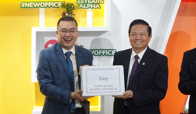 Phần quà 1 vạn cuốn sách được Alpha Books trao tặng cho trẻ em Việt Nam và học sinh Nghệ An. Phần quà 1 vạn cuốn sách được Alpha Books trao tặng cho trẻ em Việt Nam và học sinh Nghệ An.