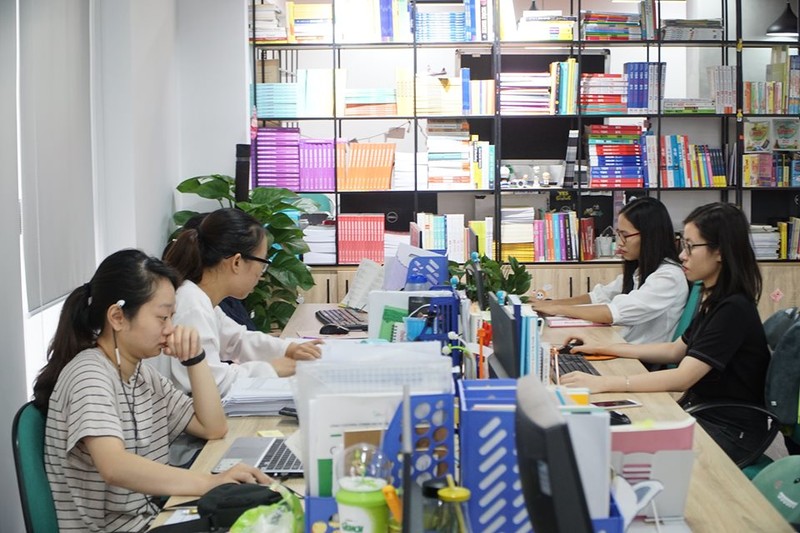 Theo Lãnh đạo của Alpha Books, văn phòng mới Alpha Forest được xây dựng theo hướng văn phòng mở, tập trung tăng cường yếu tố sáng tạo, gắn kết nhân viên. Theo Lãnh đạo của Alpha Books, văn phòng mới Alpha Forest được xây dựng theo hướng văn phòng mở, tập trung tăng cường yếu tố sáng tạo, gắn kết nhân viên.