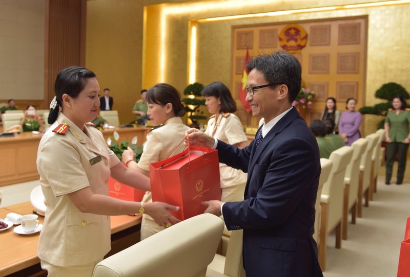 Phó Thủ tướng tặng quà cho các nữ cán bộ, chiến sĩ CAND tiêu biểu.