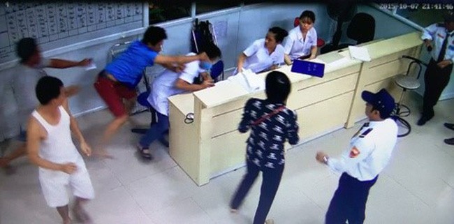 Vấn đề bạo lực trong các cơ sở y tế vẫn là nỗi lo thường trực của cán bộ y tế Vấn đề bạo lực trong các cơ sở y tế vẫn là nỗi lo thường trực của cán bộ y tế