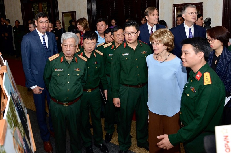 Phó Giám đốc toàn cầu USAID Bonnie Glick (áo xanh) và Thượng tướng Nguyễn Chí Vịnh, Thứ trưởng Bộ Quốc phòng (thứ hai, trái sang) cùng các khách mời trao đổi về khu vực nhiễm dioxin tại sân bay Biên Hòa.