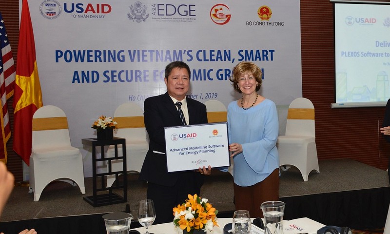 Phó Giám đốc toàn cầu USAID Bonnie Glick  trao tặng Bộ Công Thương phần mềm PLEXOS mô phỏng hoạt động vận hành của các nhà máy điện và phần cứng đi kèm.