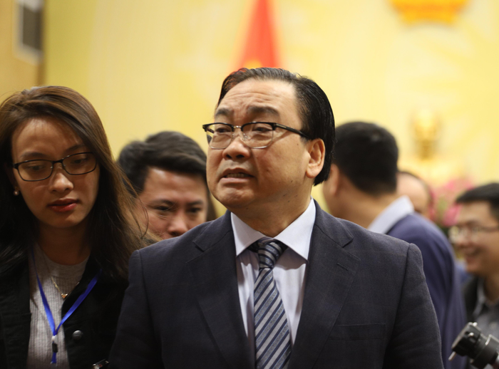 Bí thư Thành ủy Hà Nội Hoàng Trung Hải bên hành lang kỳ họp thứ 11 HĐND TP. Hà Nội khóa XV Bí thư Thành ủy Hà Nội Hoàng Trung Hải bên hành lang kỳ họp thứ 11 HĐND TP. Hà Nội khóa XV