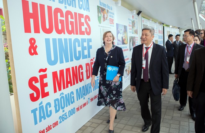 Đại diện UNICEF Việt Nam và Thứ Trưởng Bộ Y tế Nguyễn Trường Sơn Đại diện UNICEF Việt Nam và Thứ Trưởng Bộ Y Tế Nguyễn Trường Sơn