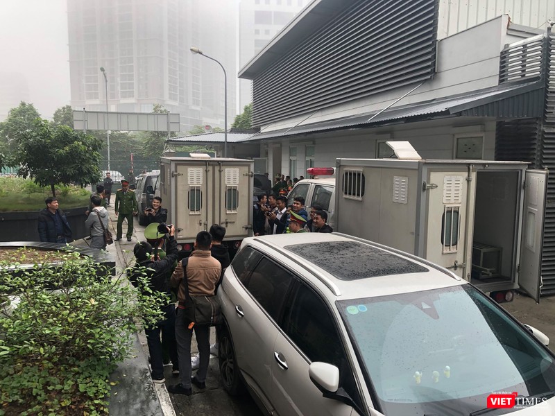 Các bị cáo lên xe rời tòa trong sự siết chặt an ninh và sự quan tâm cao độ của báo chí.