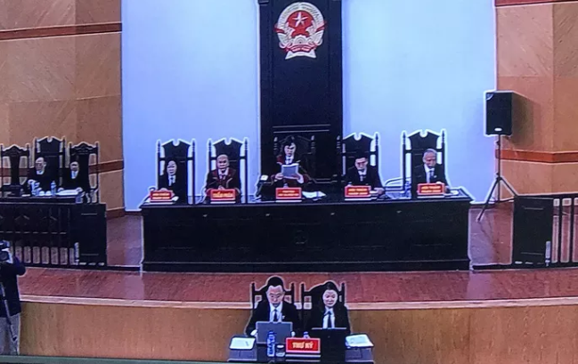 Hội đồng xét xử sơ thẩm đại án Mobifone mua AVG. Ảnh chụp từ màn hình trực tiếp từ phòng xét xử - CTV VietTimes. Hội đồng xét xử sơ thẩm đại án Mobifone mua AVG. Ảnh chụp từ màn hình trực tiếp từ phòng xét xử - CTV VietTimes.