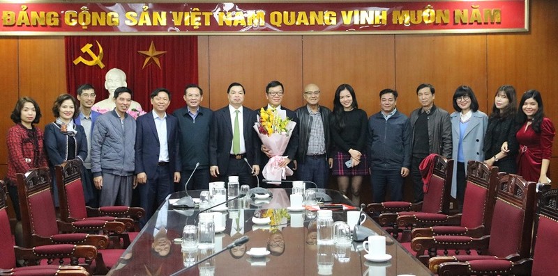 Đại diện Lãnh đạo Ban Tuyên giáo Trung ương, Vụ Tổ chức Cán bộ, Vụ Báo chí - Xuất bản và Báo Đại Đoàn kết chúc mừng đồng chí Tống Văn Thanh.