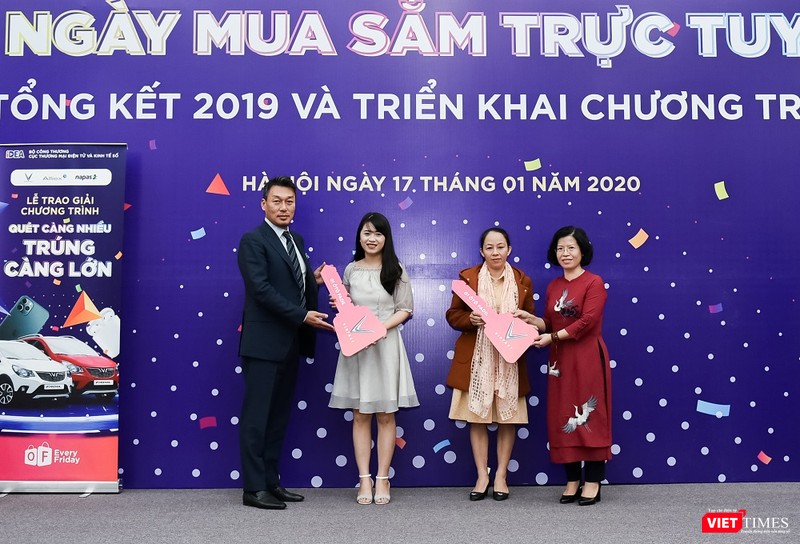 Hai khách hàng trúng thưởng chiếc xe ô tô Vinfast Fadil trong chương trình Online Friday 2019. Hai khách hàng trúng thưởng chiếc xe ô tô Vinfast Fadil trong chương trình Online Friday 2019.