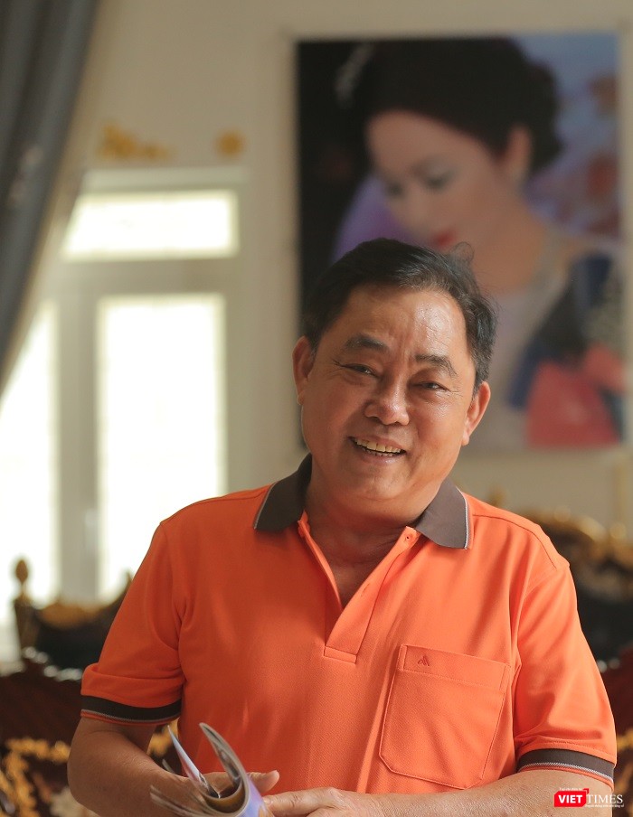 Ông chủ KDL Đại Nam nét mặt rạng rỡ, phía sau là bức ảnh chân dung vợ treo trang trọng trên tường phòng khách. Ảnh: An Tâm. Ông Huỳnh Uy Dũng nét mặt rạng rỡ, phía sau là bức ảnh chân dung vợ treo trang trọng trên tường. Ảnh: An Tâm.