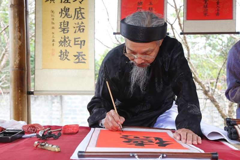 Ông đồ Dần gắn bó và trở thành một phần của ngôi nhà di sản 87 Mã Mây. Ảnh: Tú Uyên. Ảnh: Tú Uyên.