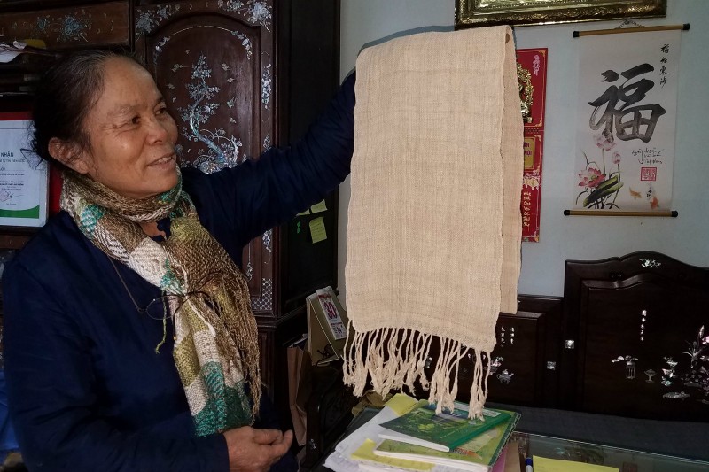 NNƯT Phan Thị Thuận và sản phẩm tơ sen, loại tơ lụa đắt đỏ và quý giá trong dòng thời trang cao cấp thế giới khoảng 10 năm trở lại đây. Ảnh: Thục Nhi