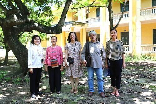 NNƯT Phan Thị Thuận và ĐBQH Trần Thị Quốc Khánh (bên trái) cùng đoàn đại biểu tới trường Tiểu học Phùng Xá, ngôi trường do ông Đỗ Trung Tá - Nguyên Bộ trưởng Bộ Bưu chính - Viễn Thông đề xuất Bộ trưởng Bưu chính viễn thông Hàn Quốc tài trợ, xây dựng để đề nghị tạo điều kiện cho NNƯT Phan Thị Thuận mượn một số phòng đào tạo nghề và trưng bày sản phẩm. Ảnh: NVCC