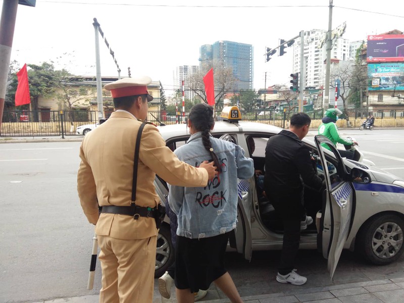 CSGT gọi taxi để bố con anh Hoàng Văn Cường tiếp tục du xuân. Ảnh: Hiệp Bình CSGT gọi taxi để bố con anh Hoàng Văn Cường tiếp tục du xuân. Ảnh: Hiệp Bình