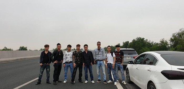 Nhóm 8 người dừng xe trên cao tốc Hà Nội - Hải Phòng để chụp ảnh. Ảnh: MXH. Nhóm người dừng xe trên cao tốc để chụp ảnh