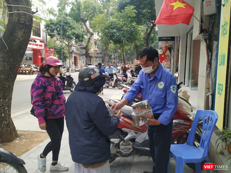 Bên cạnh nhiều cá nhân đầu cơ trục lợi, một số tổ chức, cửa hàng tại Hà Nội đã phát khẩu trang miễn phí cho người dân. Ảnh chụp tại số nhà 266 Bà Triệu (Hà Nội). Bên cạnh nhiều cá nhân đầu cơ trục lợi, một số tổ chức, cửa hàng tại Hà Nội đã phát khẩu trang miễn phí cho người dân. Ảnh chụp tại số nhà 266 Bà Triệu (Hà Nội).
