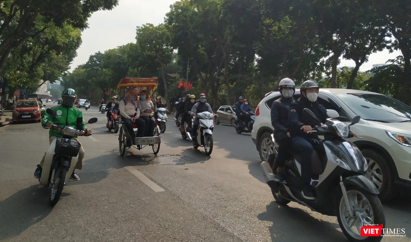 Khẩu trang đang trở thành vật bất ly thân đối với người dân. Khẩu trang đang trở thành vật bất ly thân đối với người dân.