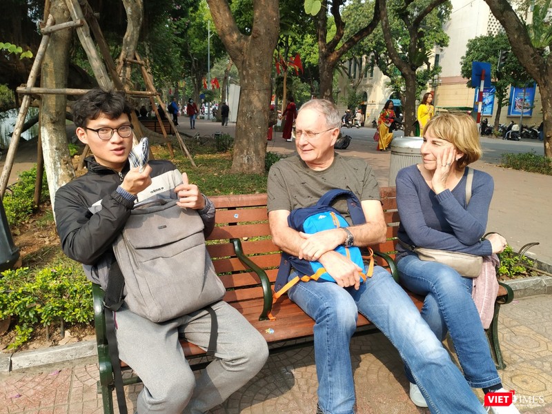 Câu chuyện về chiếc khẩu trang và dịch virus Corona bắt đầu thu hút sự quan tâm của khách du lịch đến Hà Nội. Câu chuyện về chiếc khẩu trang và dịch virus Corona bắt đầu thu hút sự quan tâm của khách du lịch đến Hà Nội.