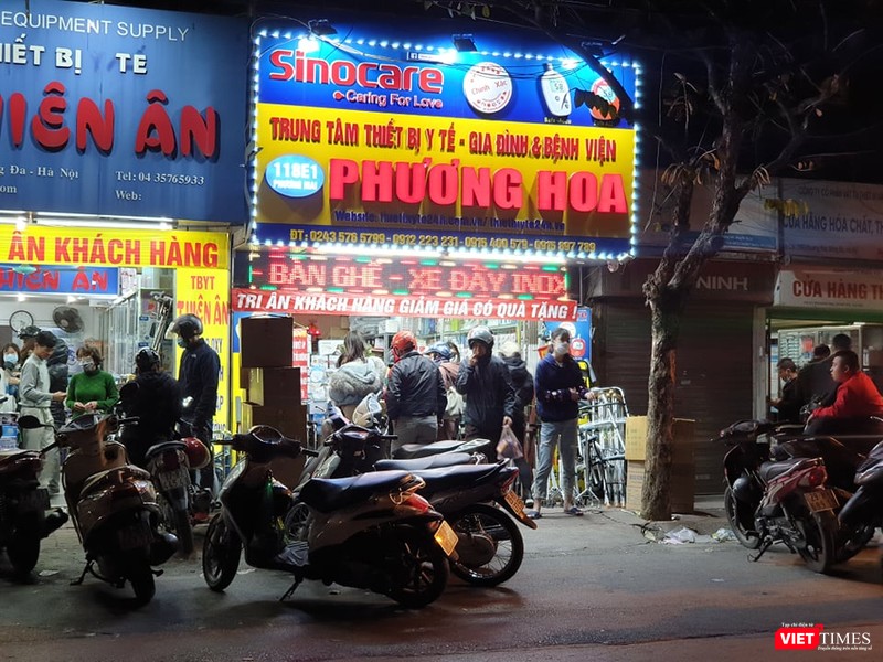 Một cừa hàng thiết bị y tế trên phố Phương Mai tấp nập khách ra vào và tất cả họ đều vào hỏi mua khẩu trang y tế. Ảnh: Mạnh Hưng Một cừa hàng thiết bị y tế trên phố Phương Mai tấp nập khách ra vào và tất cả họ đều vào hỏi mua khẩu trang y tế. Ảnh: Mạnh Hưng