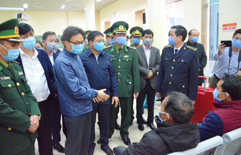 Phó Thủ tướng Chính phủ Vũ Đức Đam động viên những người nhập cảnh về nước phải thực hiện cách ly theo quy định của Bộ Y tế. Ảnh: Nguyễn Thanh Phó Thủ tướng Chính phủ Vũ Đức Đam động viên những người nhập cảnh về nước phải thực hiện cách ly theo quy định của Bộ Y tế. Ảnh: Nguyễn Thanh