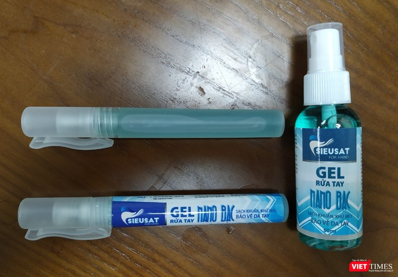 Sản phẩm gel rửa tay nano bạc SieuSat for hand dạng bút (10ml) và chai nhỏ (50ml) tiện cài áo và mang trong túi đồ cá nhân.