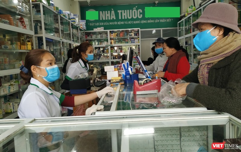 Nước rửa tay và khẩu trang là 2 mặt hàng khan hiếm trong thời gian dịch bệnh do virus Corona.