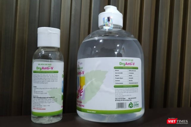 Gel rửa tay khô DryAnti-V được đóng trong chai 50ml và 400ml phù hợp, tiện dụng với nhiều trường hợp. Gel rửa tay khô DryAnti-V được đóng trong chai 50ml và 400ml phù hợp, tiện dụng với nhiều trường hợp.