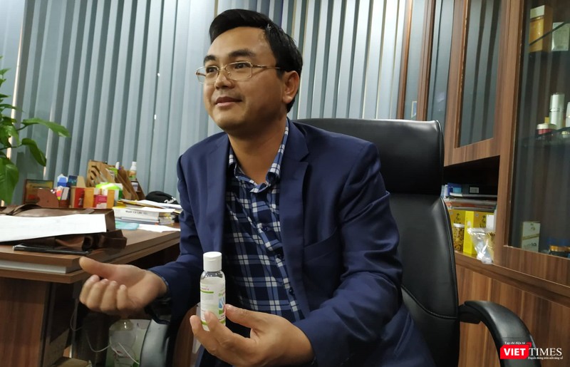 Anh Phan Văn Hiệu, Giám đốc CVI Pharma cầm trên tay sản phẩm Gel rửa tay khô DryAnti-V do chính CVI sản xuất. Anh Phan Văn Hiệu, Giám đốc CVI Pharma cầm trên tay sản phẩm Gel rửa tay khô DryAnti-V do chính CVI sản xuất.
