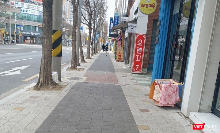 Đường phố khu vực trung tâm Deagu những ngày này vắng vẻ. Ảnh Phạm Huệ.