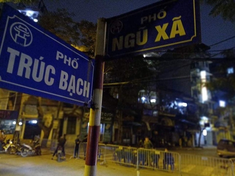 Phố Trúc Bạch ngày đầu cách ly sau khi phát hiện ca mắc SARS-CoV-2 thứ 17 ảnh 6 Cách ly 22 hộ dân và 176 nhân khẩu ở Trúc Bạch vì ca thứ 17 dương tính với SARS-CoV-2