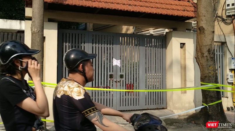 Ngôi nhà của vợ chồng ông T. và hai ngôi nhà cạnh đó đã được chăng dây đặt biển cảnh báo. Ngôi nhà của vợ chồng ông T. và hai ngôi nhà cạnh đó đã được chăng dây đặt biển cảnh báo.