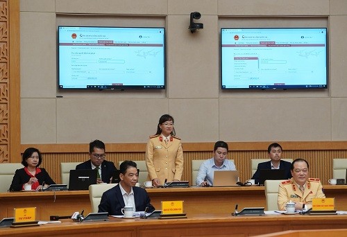 Cán bộ công an thực hiện quy trình nộp phạt trực tuyến trên Cổng Dịch vụ công quốc gia tại Hội nghị trước sự chứng kiến của Thủ tướng và các đại biểu - Ảnh:VPCP. Cán bộ công an thực hiện quy trình nộp phạt trực tuyến trên Cổng Dịch vụ công quốc gia tại Hội nghị trước sự chứng kiến của Thủ tướng và các đại biểu - Ảnh: VGP