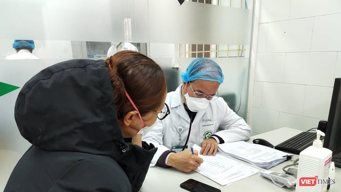 Bác sĩ thăm hỏi tình hình bệnh nhân tại Bệnh viện Bạch Mai. Ảnh: Minh Thúy Bác sĩ thăm hỏi tình hình bệnh nhân tại Bệnh viện Bạch Mai. Ảnh: Minh Thúy
