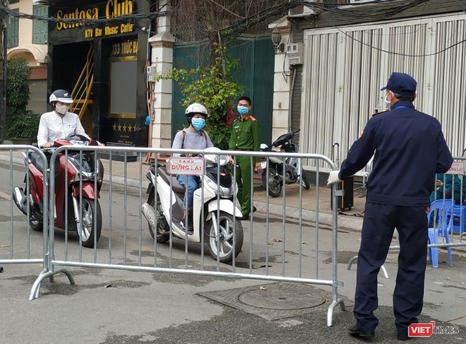 Một vài người được phép ra khỏi khu vực cách ly (tại phố Trúc Bạch - Hà Nội) sau khi hoàn thành nhiệm vụ. Sau đó, barie lại tiếp tục đóng lại. Ảnh: Anh Lê Một vài người được phép ra khỏi khu vực cách ly (tại phố Trúc Bạch - Hà Nội) sau khi hoàn thành nhiệm vụ. Sau đó, barie lại tiếp tục đóng lại. Ảnh: Anh Lê