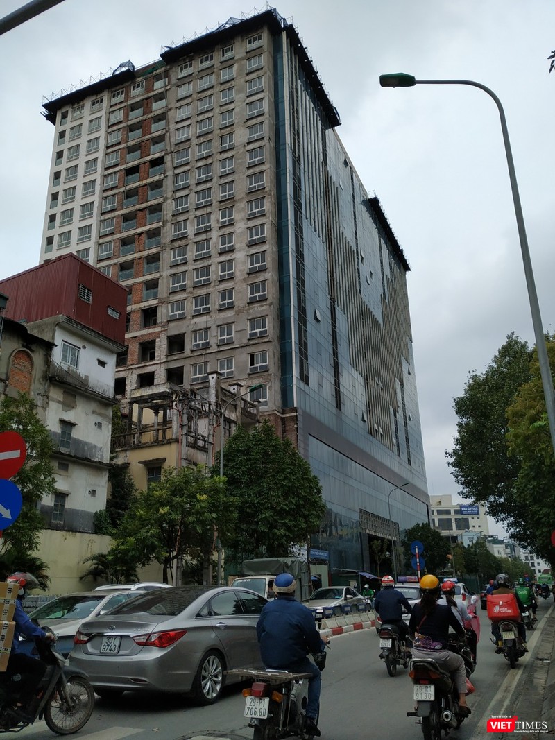 Công trình dự án số 8B Lê Trực sau nhiều năm vi phạm về xây dựng, đến nay vẫn chưa được xử lý dứt điểm. Ảnh: Anh Lê.