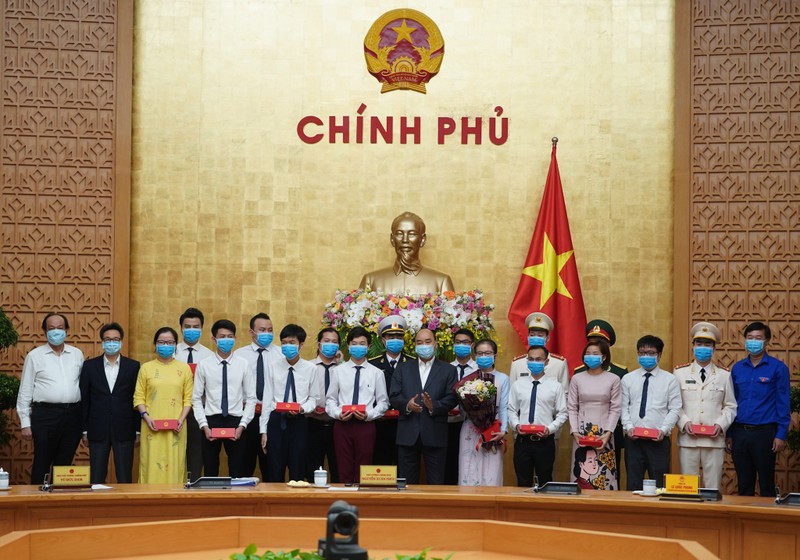 Thủ tướng tặng quà cho các gương mặt trẻ tiêu biểu - Ảnh: VGP/Quang Hiếu