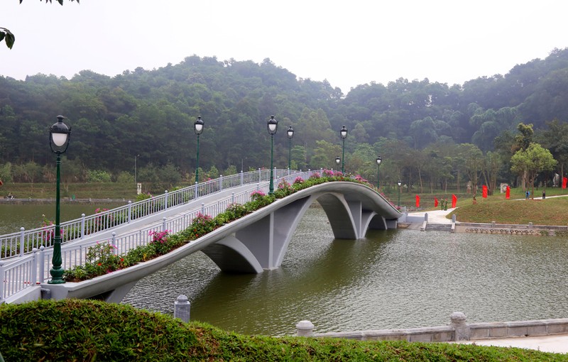 Cầu đi bộ Mai An Tiêm nối liền khu vực ngã 5 Đền Giếng với khu vực cảnh quan dưới chân núi Nón và khu dịch vụ Mai An Tiêm trở thành một trong những điểm nhấn về cảnh quan trong quần thể Khu Di tich lịch sử Đền Hùng. Ảnh: UBND tỉnh Phú Thọ.