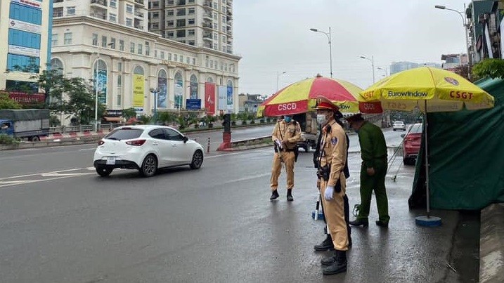 Từ 18h ngày 1/4, Công an TP. Hà Nội đã phối hợp Sở Giao thông vận tải Hà Nội triển khai lực lượng tại 30 điểm chốt đường bộ cửa ngõ ra vào Thủ đô. Ảnh: CA TP. Hà Nội.