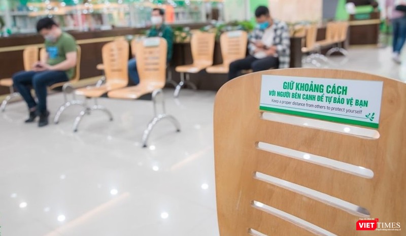 Khẩu hiệu về giữ khoảng cách xuất hiện ngay trên thành ghế của BV ĐKQT Thu Cúc.