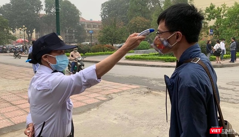 Kiểm tra thân nhiệt người ra vào BV ĐH Y Hà Nội.